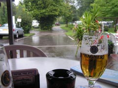 Bier im Regen