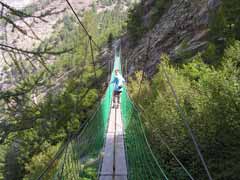 Erlebnisweg - Victor auf der 60 m langen Hängebrücke